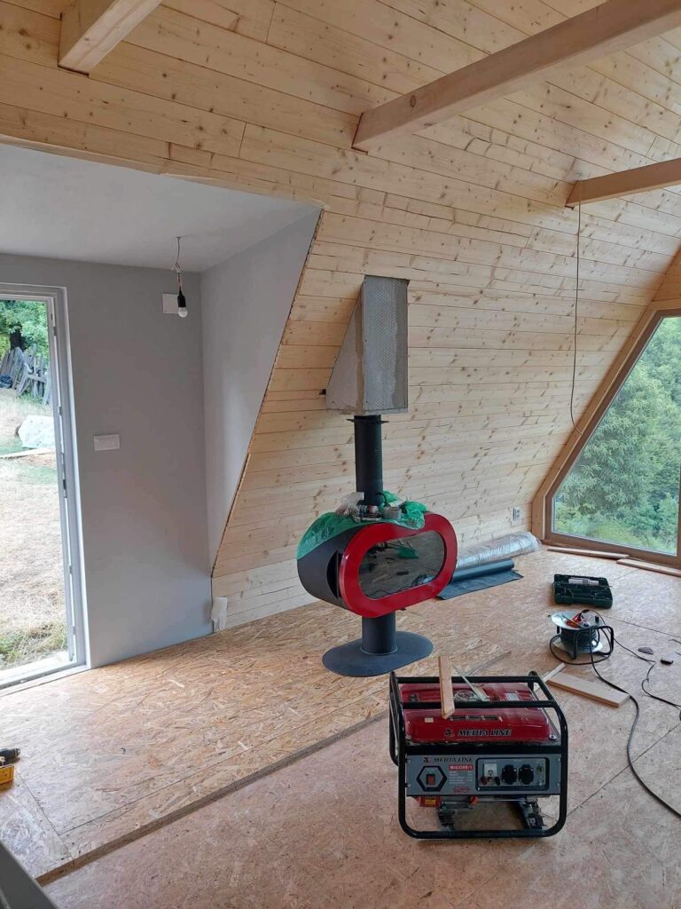 Unutrašnjost drvene A-frame kućice za vrijeme izgradnje