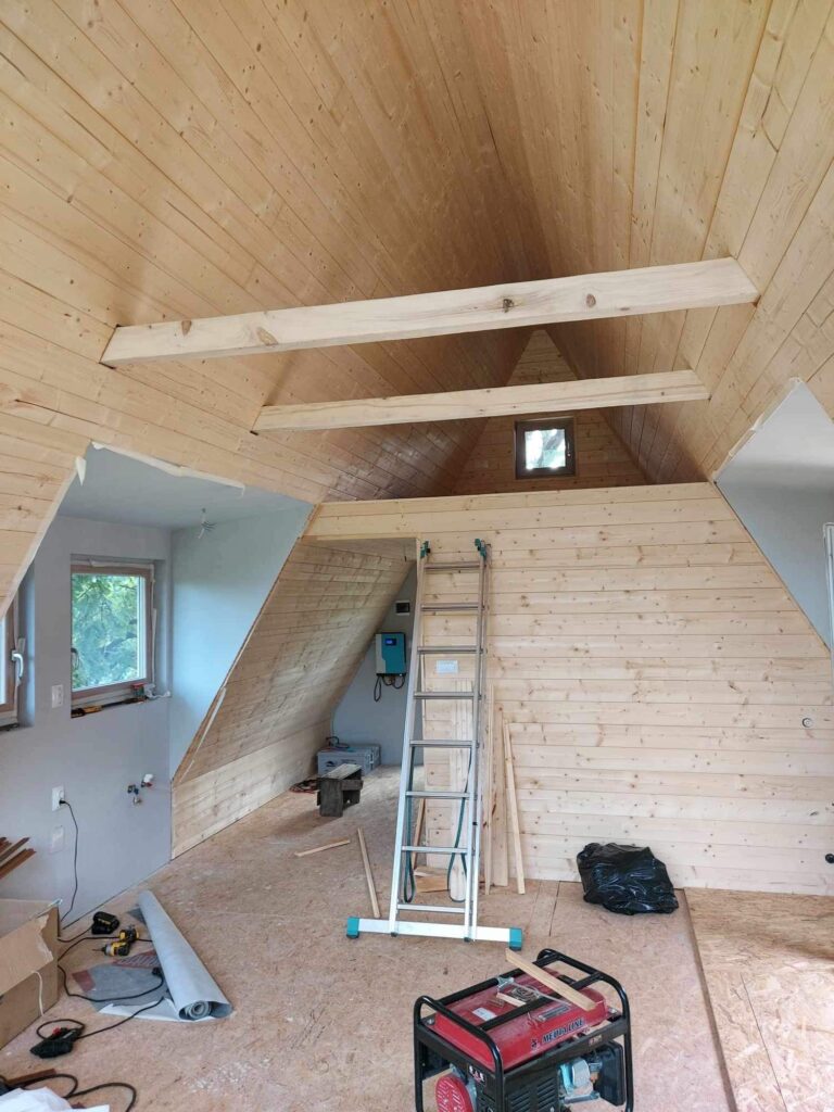 Potkrovlje drvene A-frame kućice za vrijeme izgradnje