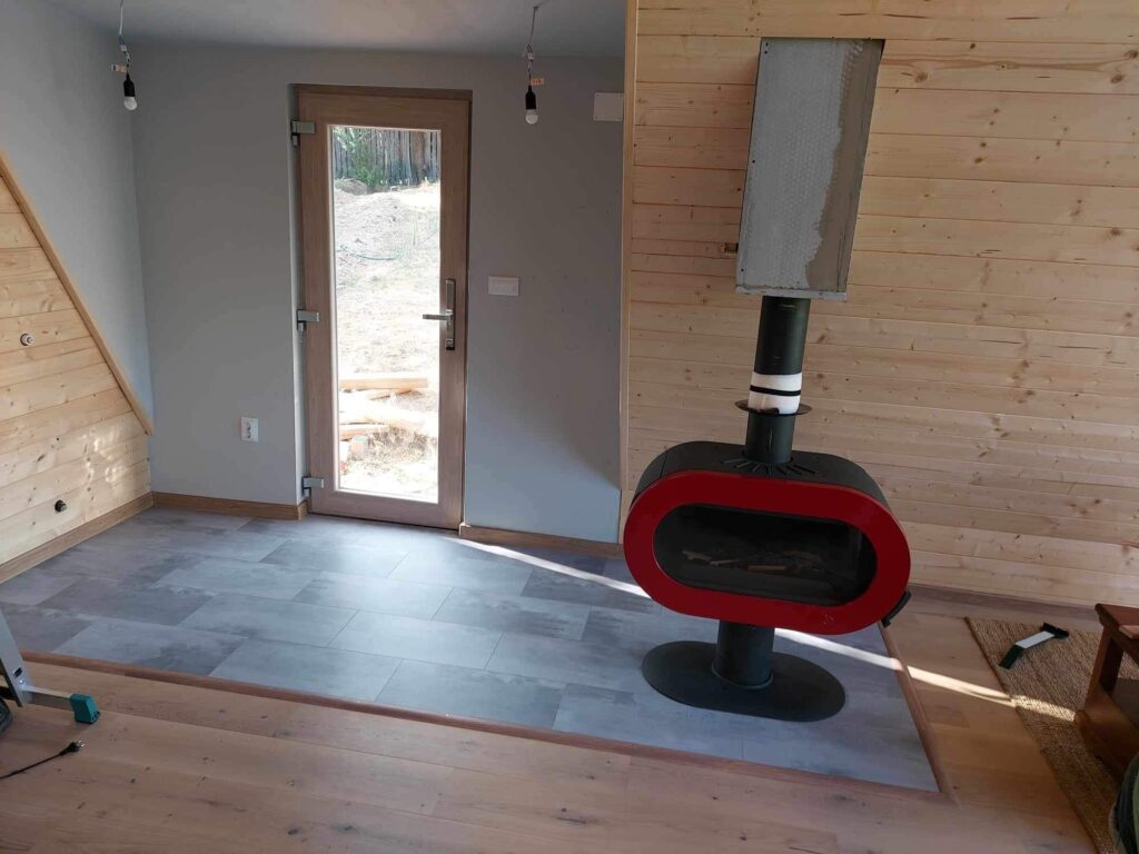 Unutrašnjost drvene A-frame kućice za vrijeme izgradnje