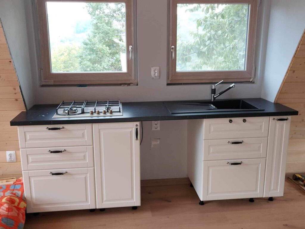 Kuhinja u drevnoj A-frame kućici koja je napravljena po principu sam svoj majstor