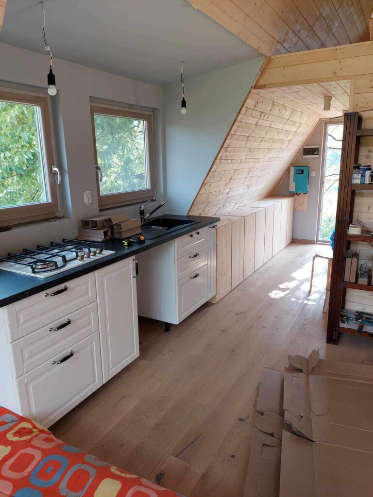 Kuhinja u drevnoj A-frame kućici koja je napravljena po principu sam svoj majstor