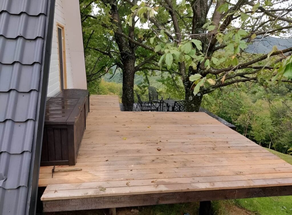 Terasa izvan drvene A-frame kućice koja je napravljena po principu sam svoj majstor