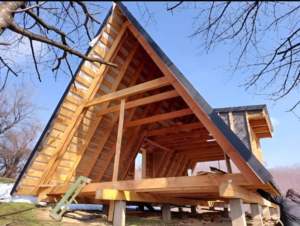 Završna faza gradnje drvene A-frame kućice