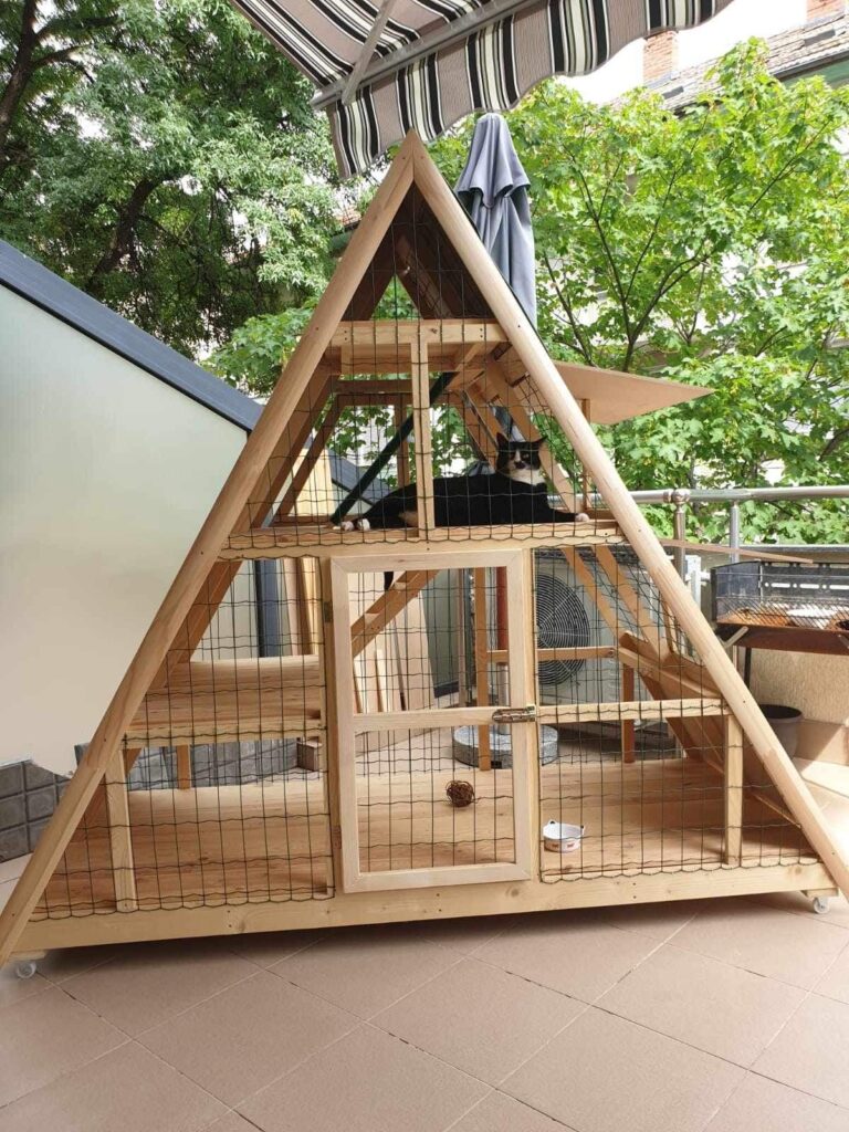 Drvena A-frame kućica za mačke