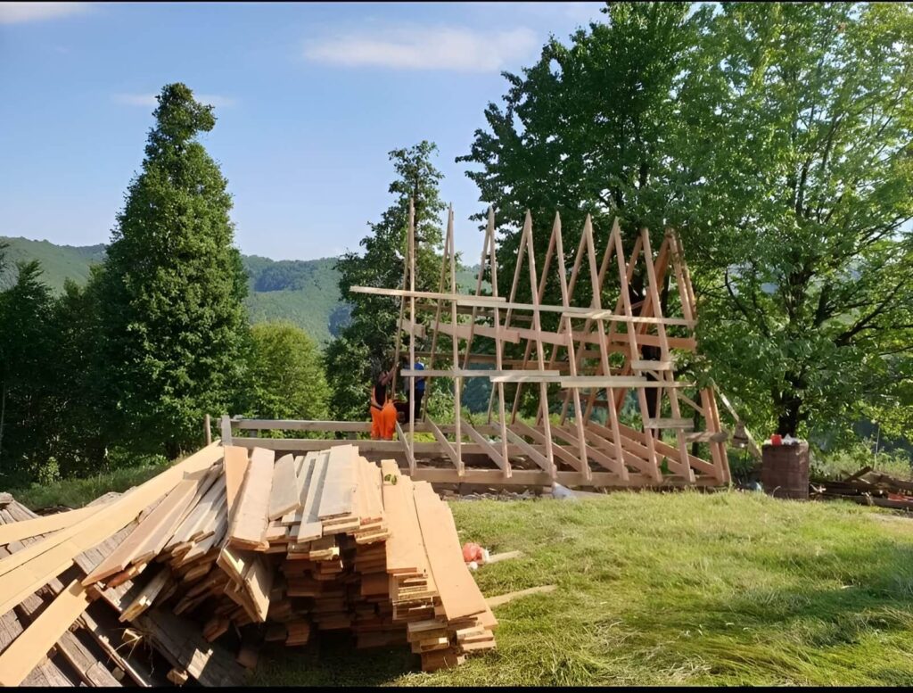 Montaža drvene konstrukcije za A-frame kućicu