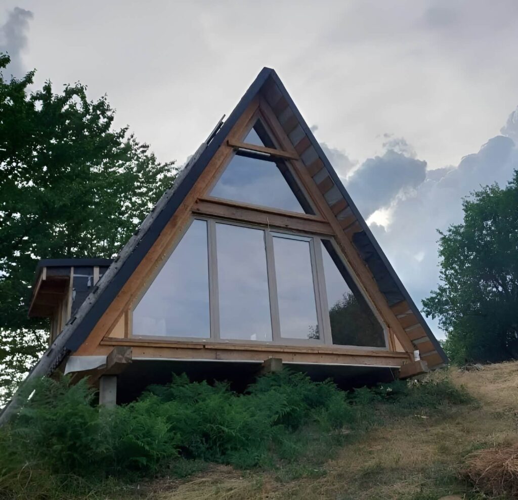 Prozor na drvenoj A-frame kućici