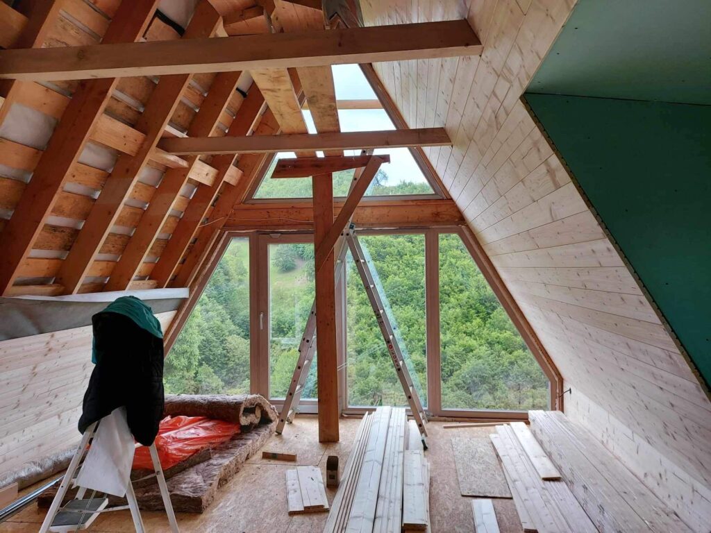 Unutrašnjost drvene A-frame kućice za vrijeme izgradnje