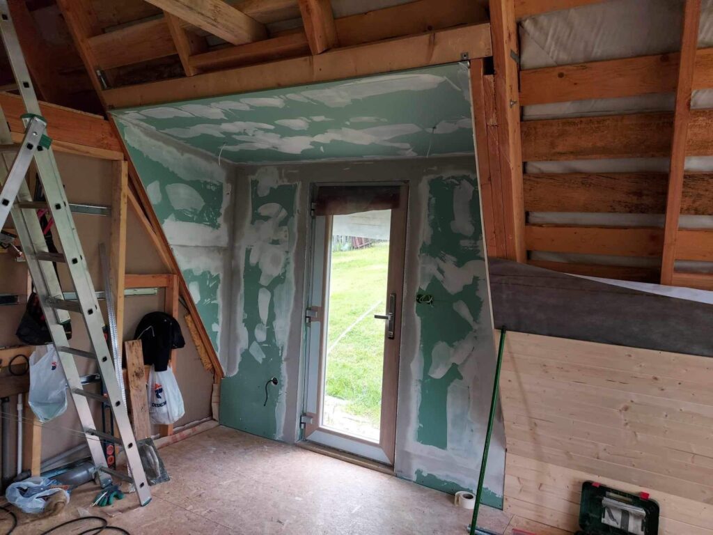 Unutrašnjost drvene A-frame kućice za vrijeme izgradnje