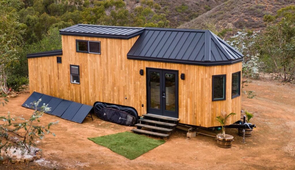 Mobilna kućica sa solarnim pločama na osami usred prirode