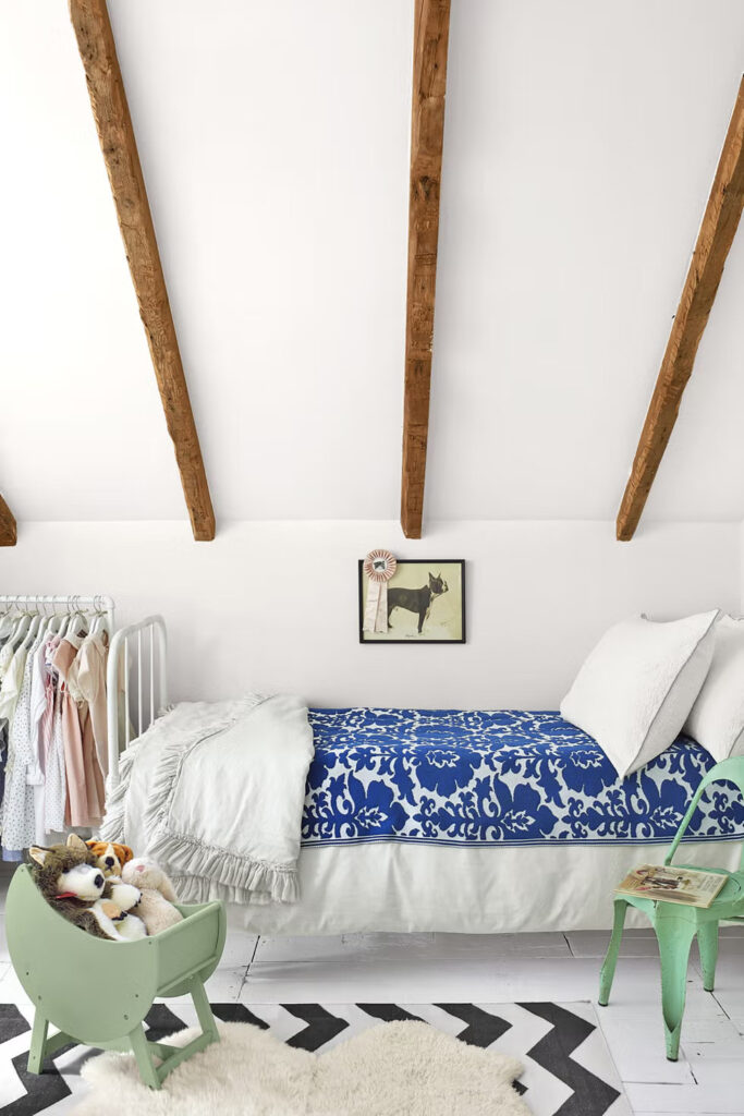 Dječja spavaća soba svijetlih boja s malenim krevetom i igračkama