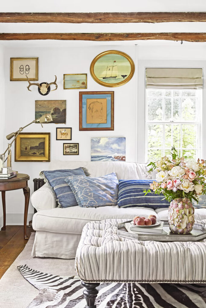 Dnevni boravak svijetlih boja s rustikalnim detaljima i ukrasima