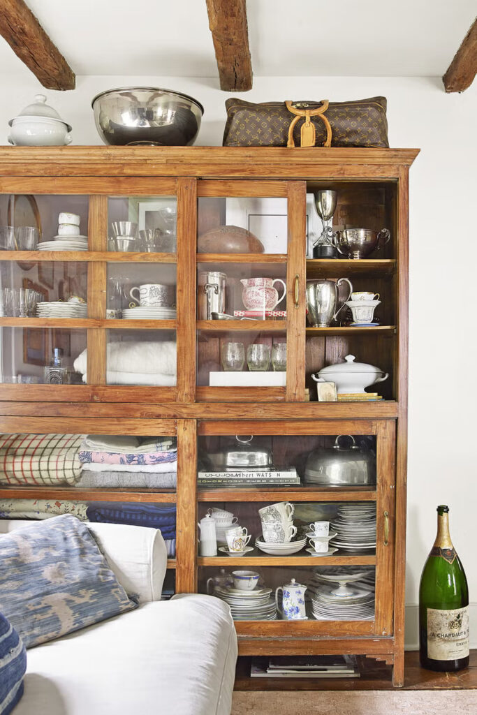 Starinski ormar s posuđem i ukrasima u dnevnom boravku kućice