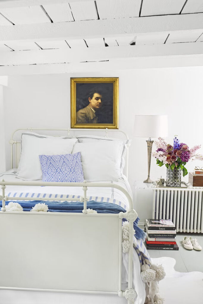 Svijetla spavaća soba s bijelom posteljinom u kućici