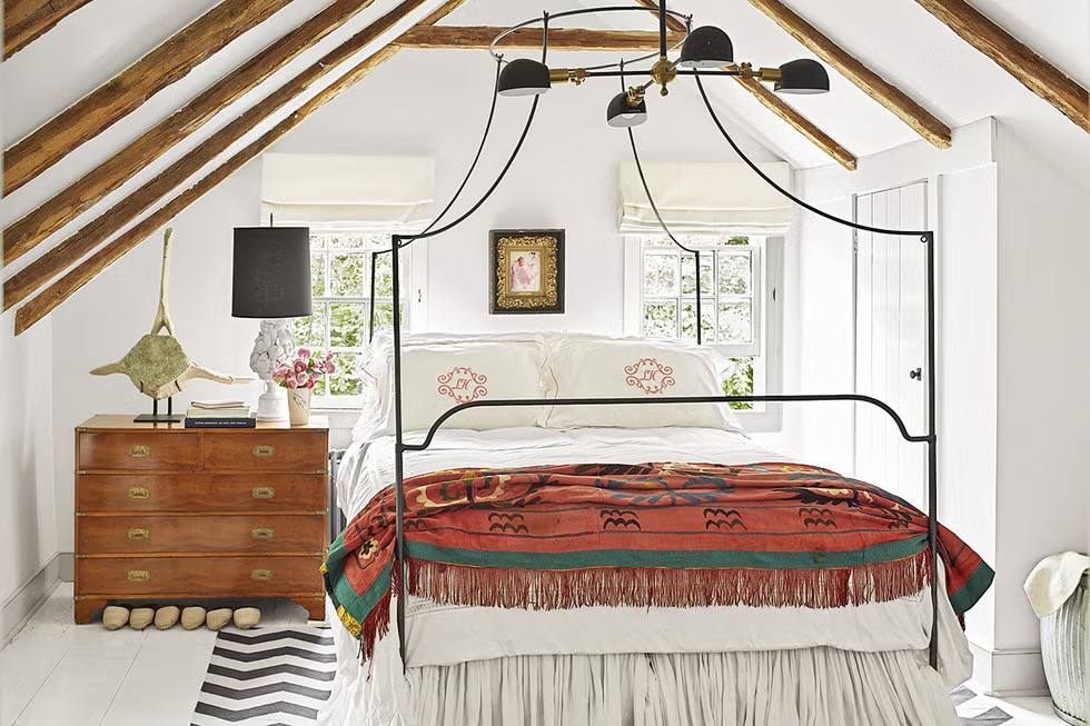 Svijetla rustikalna spavaća soba u kamenoj kućici