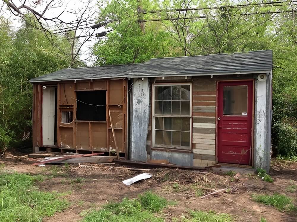 Derutna šupa u dvorištu