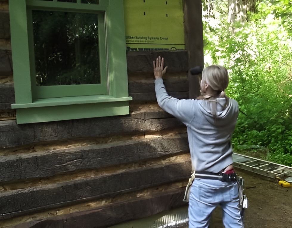 Djevojka gradi vlastitu kolibu u šumi