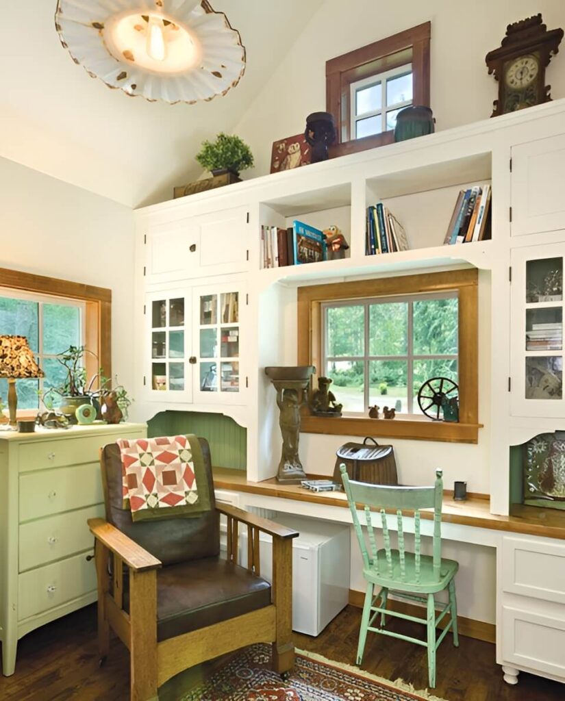 Kutak za čitanje i opuštanje u rustikalnoj kolibi u šumi