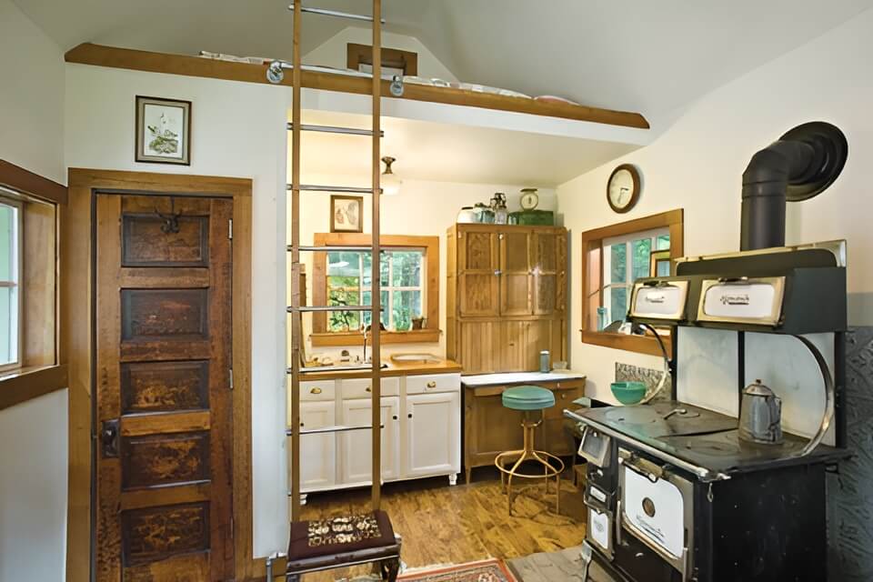 Kuhinja u rustikalnoj kolibi s peći na drva