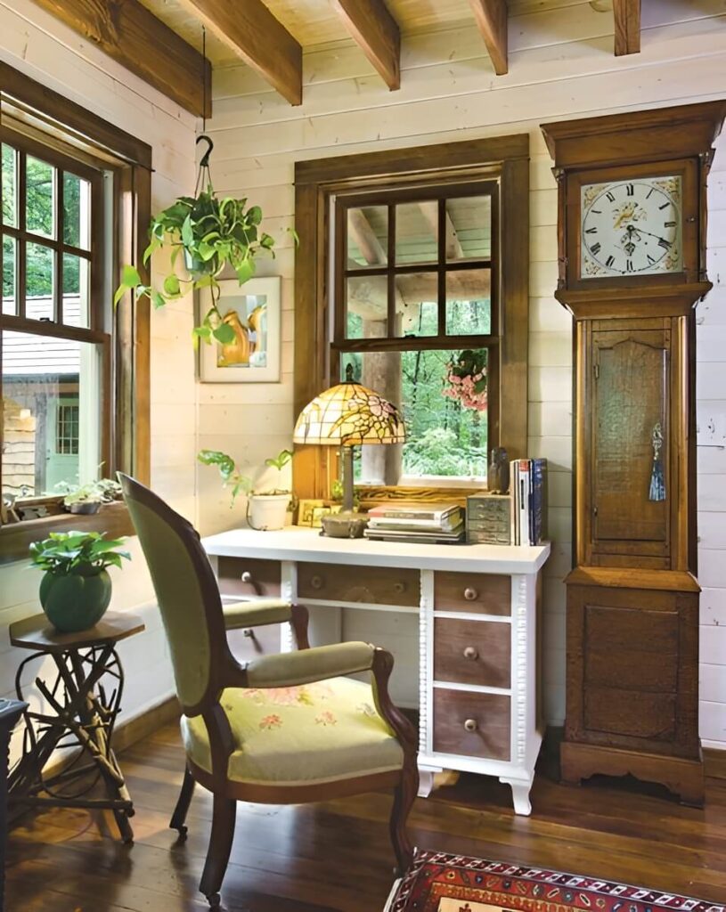 Radna soba u rustikalnoj kolibi u šumi