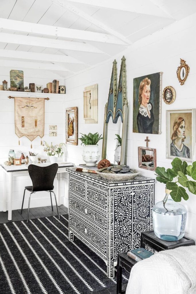 Radni kutak i komoda u renoviranoj kućici u dvorištu