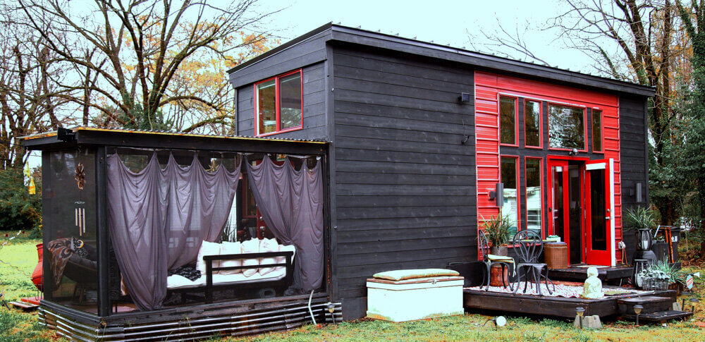 Crno-crvena boemska kućica s malom terasom u dvorištu
