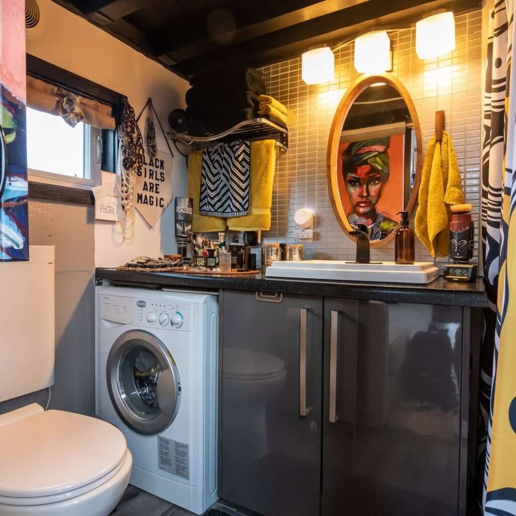 Malo kupatilo s perilicom rublja u boemskoj kućici