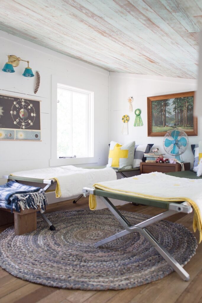 Dječja spavaća soba s dva kreveta na rasklapanje