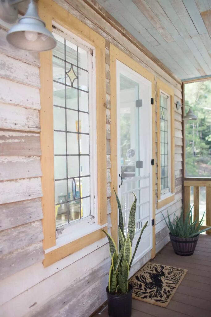 Trijem i ulaz u kućicu na drvetu u šumi