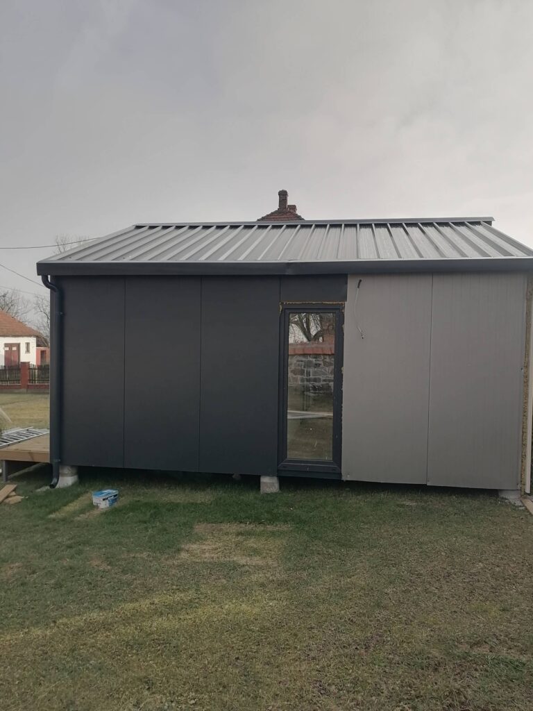 Moderna modularna kućica na travnjaku