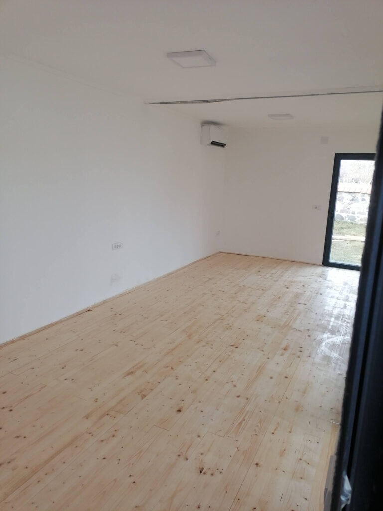 Prazan dnevni boravak s parketom u izgradnji