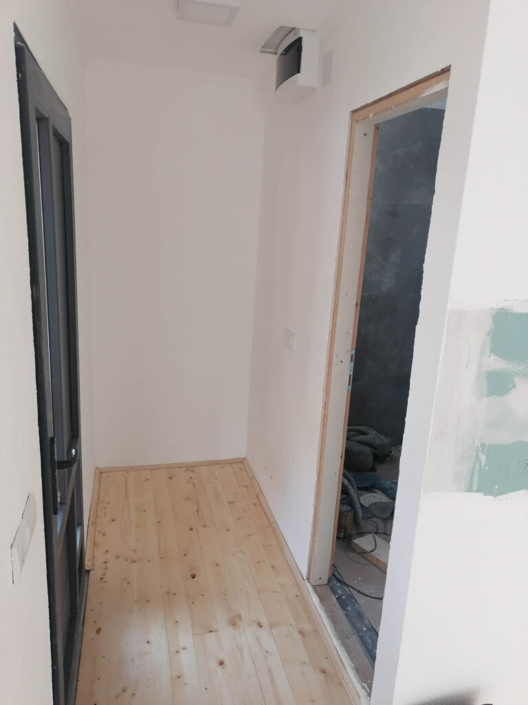 Hodnik s parketom u izgradnji s dvoje vrata