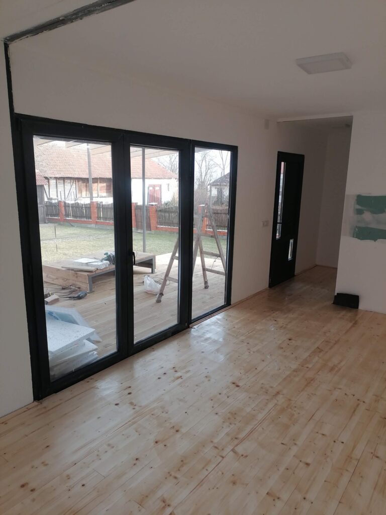 Prazan dnevni boravak u izgradnji s pogledom na terasu