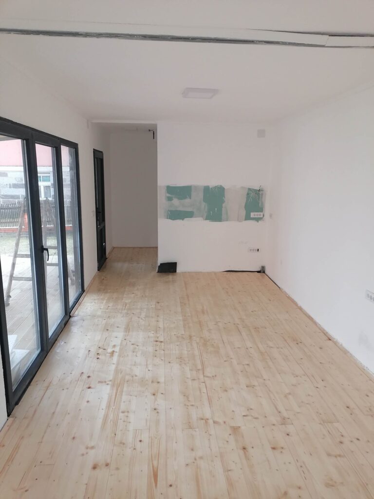 Prazan dnevni boravak s parketom u izgradnji