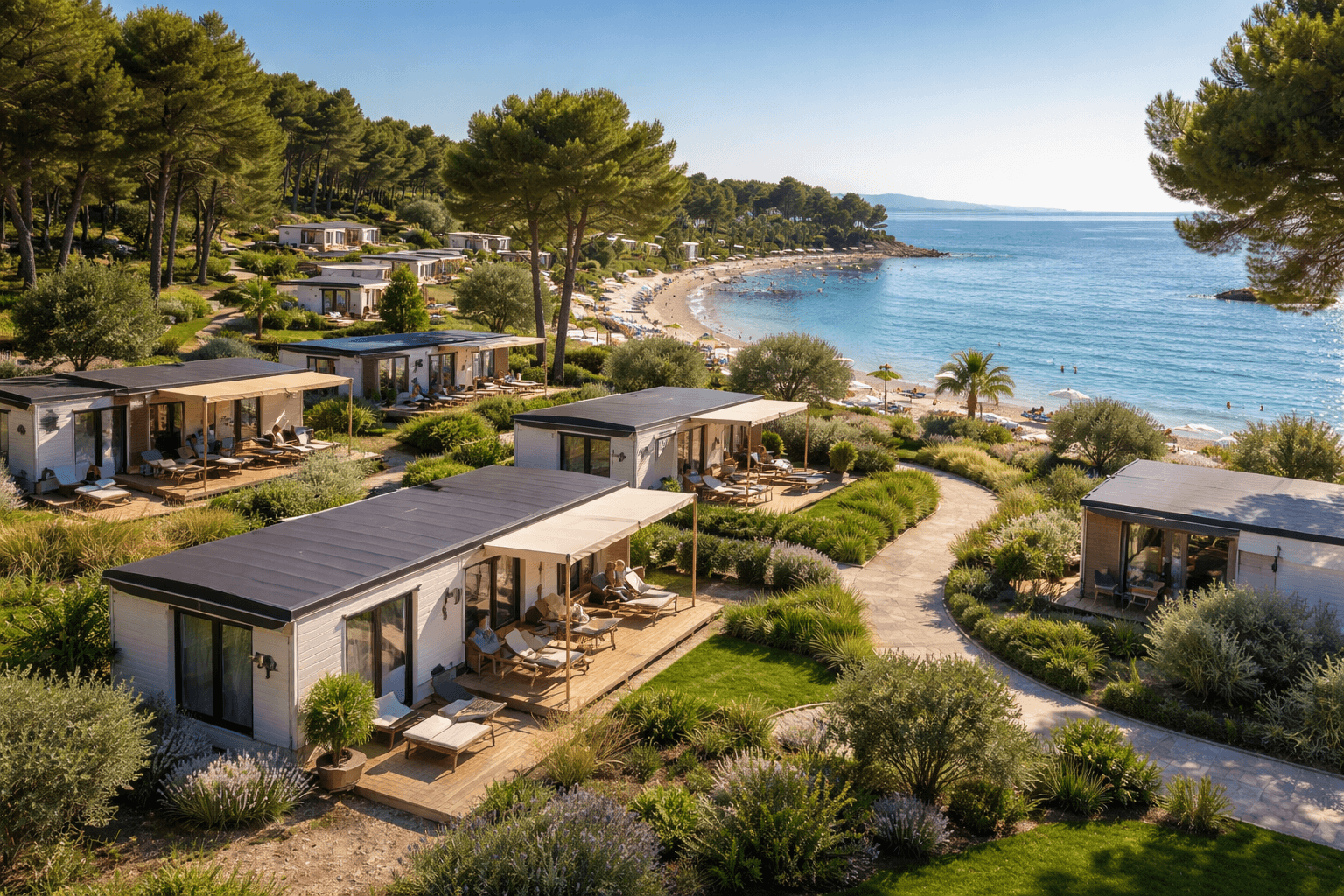 Luksuzne kamp kućice u mediteranskom kampu na Jadranu, postavljene izvan obalnog pojasa uz more