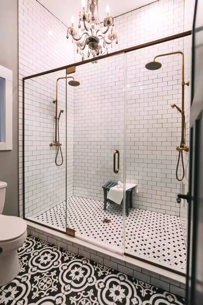 Luksuzna kupaonica s dvostrukim tušem, bijelim pločicama, lusterom i vintage podnim uzorkom